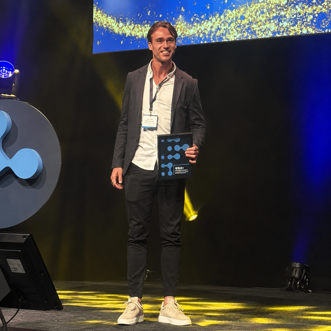 Rob Duijvestijn receiving an award on stage