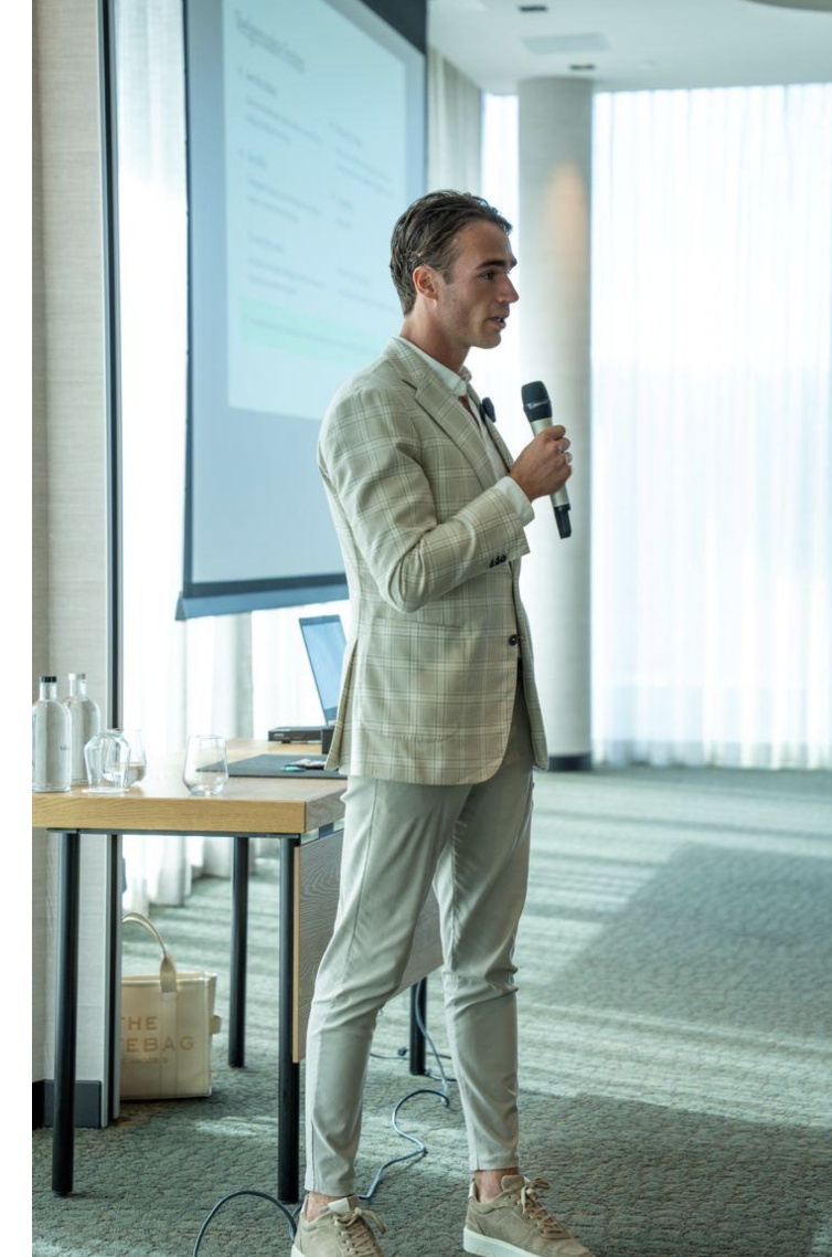 Rob Duijvestijn speaking on stage